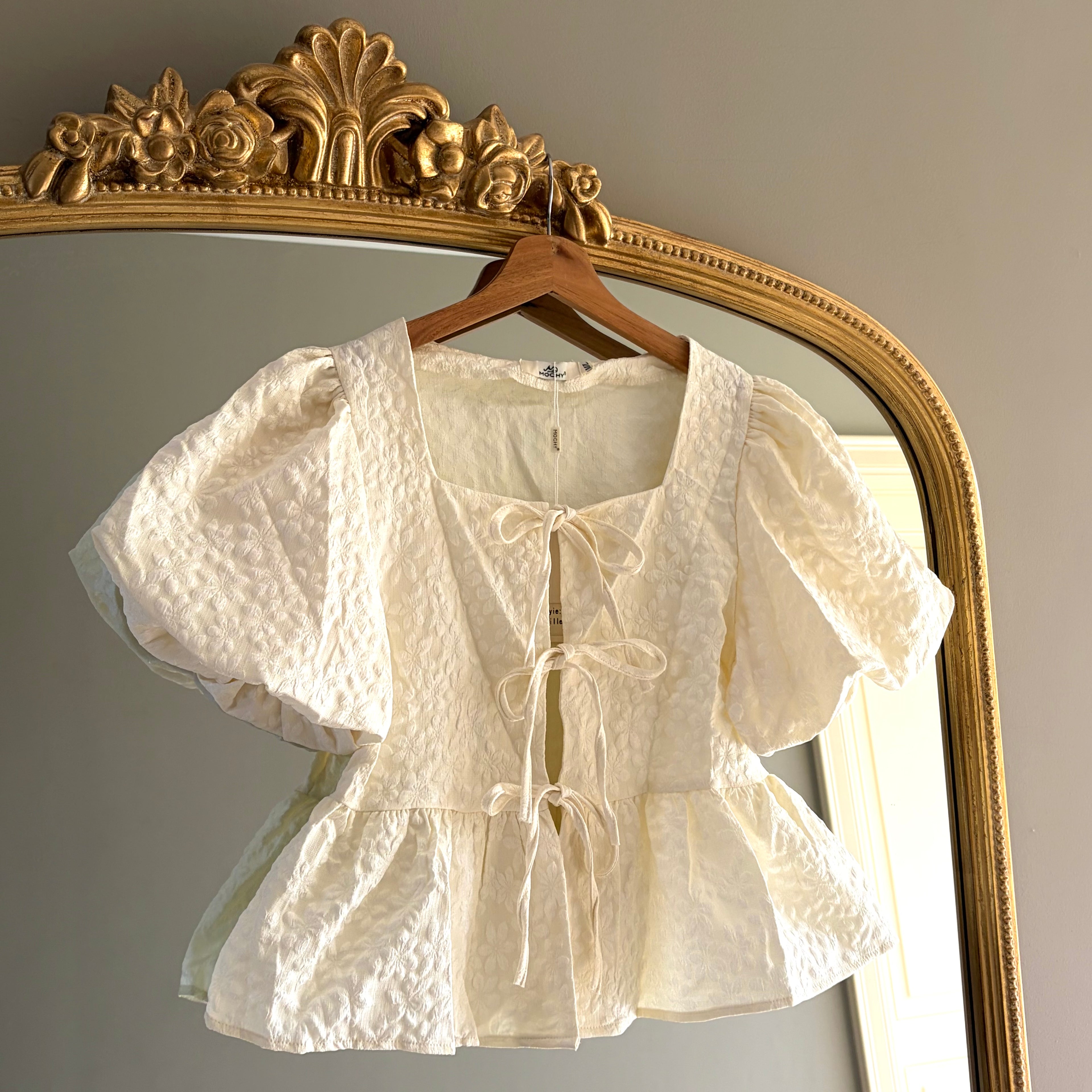 BEIGE BLOUSE MET POFMOUWEN